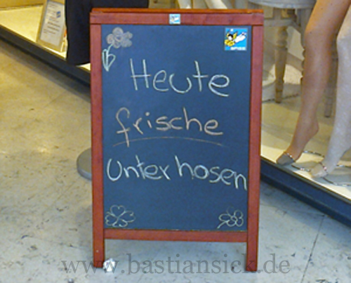Heute frische Unterhosen_WZ (Einkaufsstraße in Bozen, Südtirol) © Anita Mosch 04.2014_4ar7QJDX_f.jpg